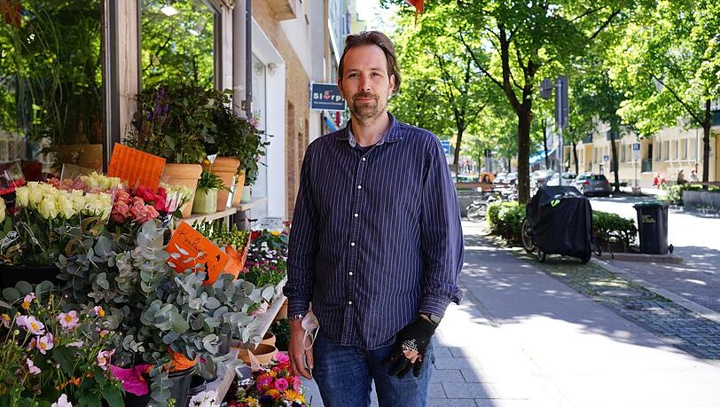 Severin Komander hat drei Autos, die er für seinen Blumenladen braucht. Er findet trotzdem, dass die Augustenstraße verkehrsberuhigter sein sollte. Severin Komander hat drei Autos, die er für seinen Blumenladen braucht. Er findet trotzdem, dass die Augustenstraße verkehrsberuhigter sein sollte.