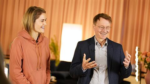 Hazel Brugger übernimmt das Coaching von Karl Lauterbach, der zum Zeitpunkt der Aufzeichnung noch kein Gesundheitsminister ist.