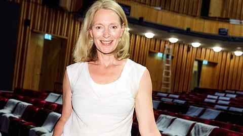 Die bekannte Darstellerin Katja Weitzenböck ist neben ihrer Schauspielkarriere seit neuestem auch als Intimitätskoordinatorin tätig.