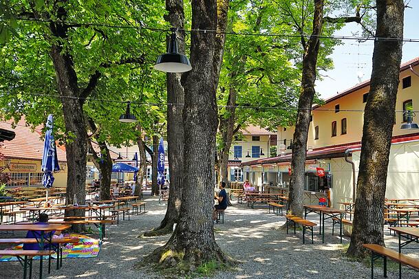 Die insgesamt etwa 12,7 Kilometer lange Strecke ist kein Problem, wenn man sich zwischendrin stärken kann. Wie hier im Biergarten des Gasthofs Gut Keferloh. Die insgesamt etwa 12,7 Kilometer lange Strecke ist kein Problem, wenn man sich zwischendrin stärken kann. Wie hier im Biergarten des Gasthofs Gut Keferloh.