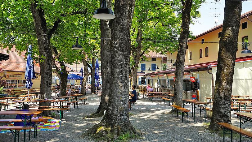 Die insgesamt etwa 12,7 Kilometer lange Strecke ist kein Problem, wenn man sich zwischendrin stärken kann. Wie hier im Biergarten des Gasthofs Gut Keferloh. Die insgesamt etwa 12,7 Kilometer lange Strecke ist kein Problem, wenn man sich zwischendrin stärken kann. Wie hier im Biergarten des Gasthofs Gut Keferloh.
