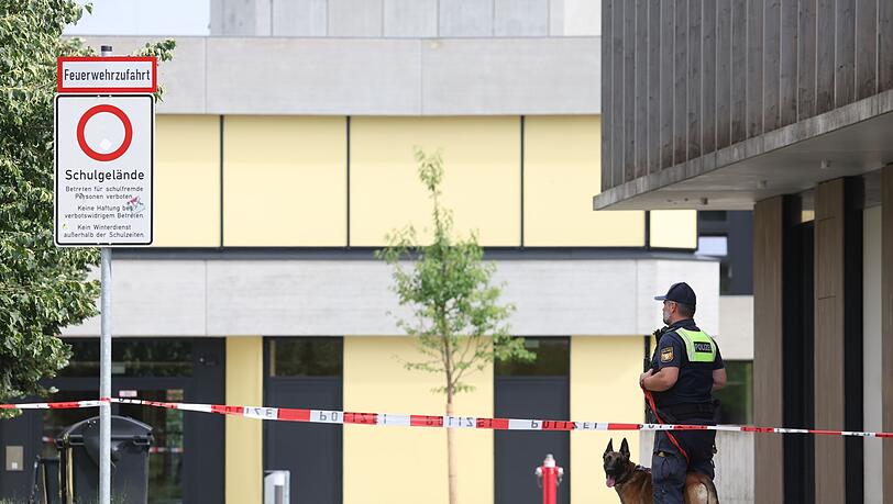 Ein 16-Jähriger wurde nach dem Angriff auf dem Schulgelände Anfang Juli festgenommen. (Archivbild) Ein 16-Jähriger wurde nach dem Angriff auf dem Schulgelände Anfang Juli festgenommen. (Archivbild)