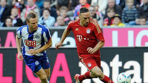 Franck Ribéry im Spiel gegen Hertha BSC. Links im Bild Christian Lell, der Ex-Bayern-Spieler.