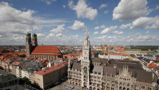 München - eine Stadt mit hoher Lebensqualität. Blick auf das Rathaus und den Marienplatz. München - eine Stadt mit hoher Lebensqualität. Blick auf das Rathaus und den Marienplatz.