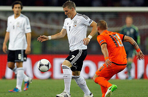 BASTIAN SCHWEINSTEIGER: Note 1. Wieder der Alte! Ein Spiel hat er gebraucht, jetzt ist er da. Zwei Zuspiele auf Gomez wie ein Quarterback &ndash; 2:0. Perfekt.