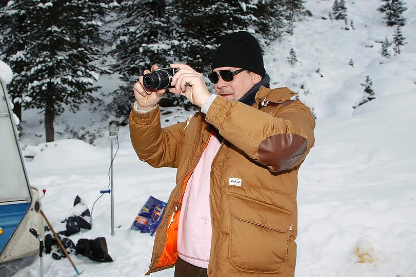 Und schnell noch ein privates Erinnerungs-Foto: Starkoch Tim Mälzer im feschen Ski-Dress beim 4. Tirol Cross Mountain in Kühtai.