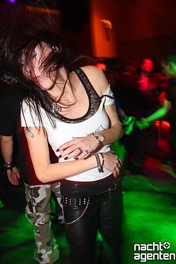Ausgelassen und mit viel hartem Alkohol präsentierte sich "roxx - Münchens neue Kult-Rock-Partyreihe". Mehr Bilder unter: www.nachtagenten.de