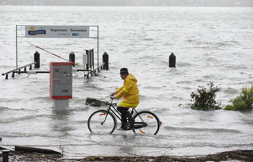 Und auch dieser Radfahrer lässt sich am Tegernsee nicht unterkriegen.