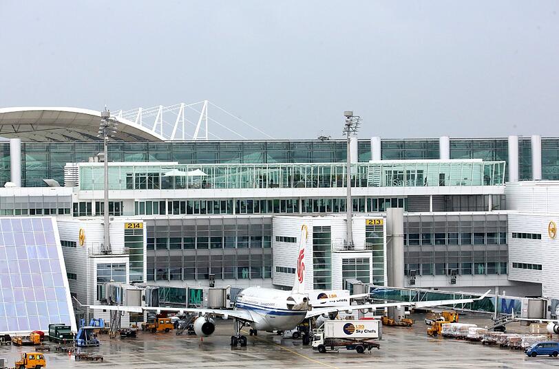 Ausblick auf den Terminal 2: Das Satellitengebäude steht mitten auf dem Vorfeld.