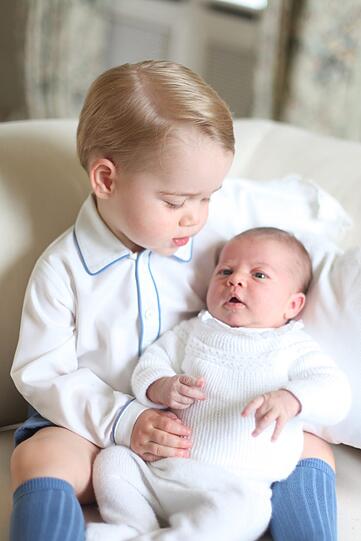 Die kleine Prinzessin Charlotte in den Armen ihres großen Bruders George