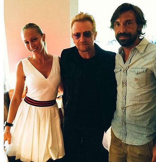Italien: Andrea Pirlo und seine neue Freundin Valentina Baldini bei einem Treffen mit "U2"-Sänger Bono