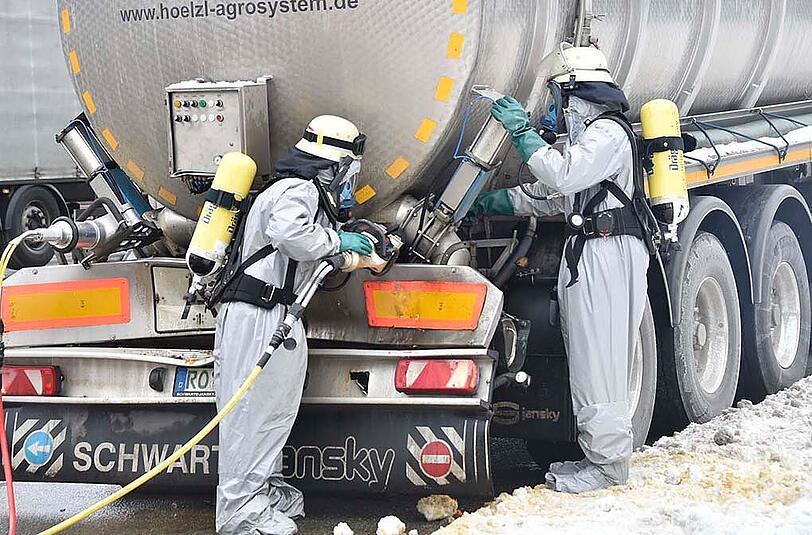 Bilder vom Unfall auf der A99: Mehrere Hundert Liter einer Abfall-Flüssigkeit sind ausgelaufen &ndash; die Autobahn musste zeitweise komplett gesperrt werden.