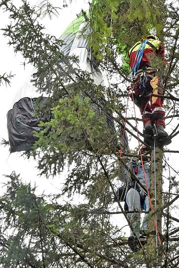 Der 16-jährige Fallschirmspringen hatte wohl ein paar Schutzengel auf seiner Seite.