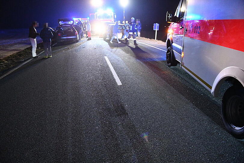 Beim Unfall in Grabenstätt erlitten drei Personen Verletzungen. Die Bilder von der Landstraße.