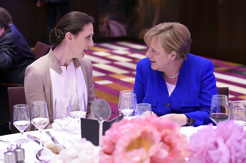 Valerie Holsboer (Vorstand Bundesagentur für Arbeit) und Angela Merkel