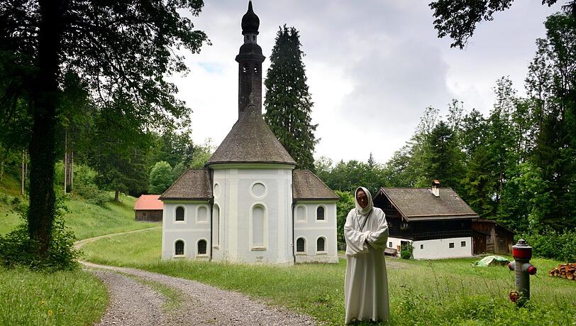 Idyllisches Plätzchen: Bruder Damian vor der Einsiedelei im Kirchwald bei Nußdorf am Inn im Inntal.