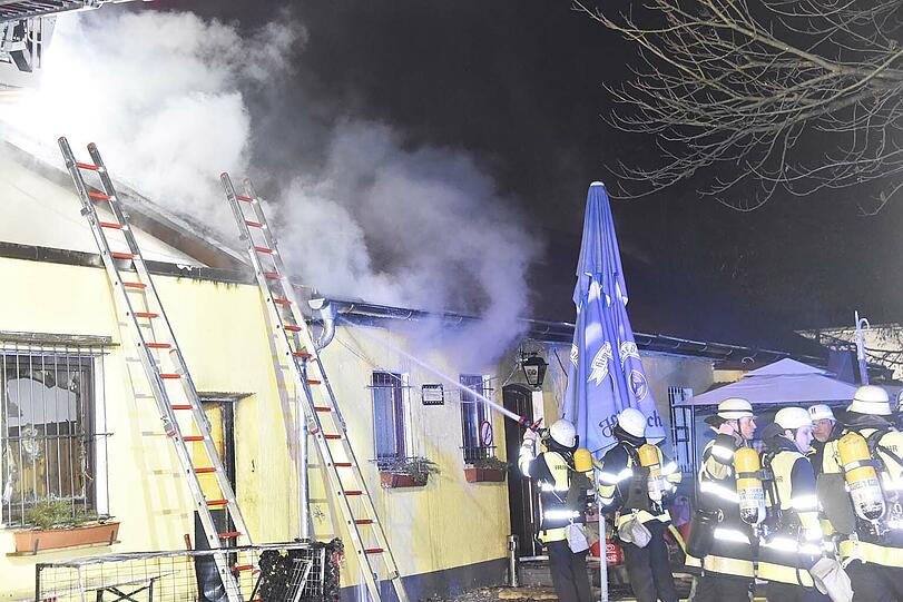 Während der Weihnachtsfeier des FC Teutonia München brach im Vereinsheim Feuer aus. Die Bilder.