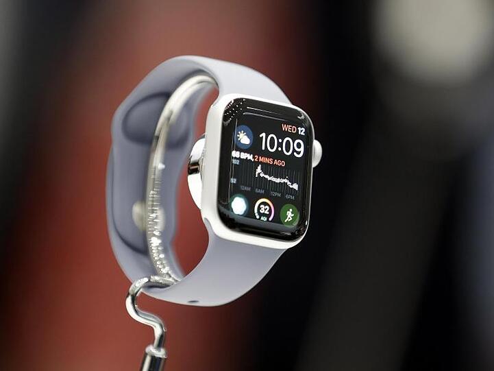 Die Apple Watch 4 wird bei der Präsentation von dem Apple iPhone XS und dem Apple iPhone XS Max im Steve Jobs Theater gezeigt.