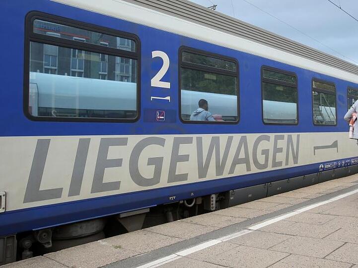 Ein Nachtzug der ÖBB steht in Hamburg-Altona zur Abfahrt nach Wien bereit.