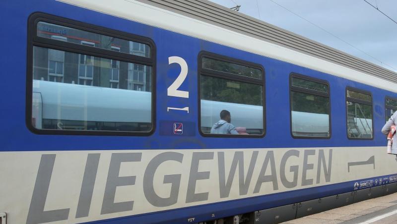 Ein Nachtzug der ÖBB steht in Hamburg-Altona zur Abfahrt nach Wien bereit. Ein Nachtzug der ÖBB steht in Hamburg-Altona zur Abfahrt nach Wien bereit.
