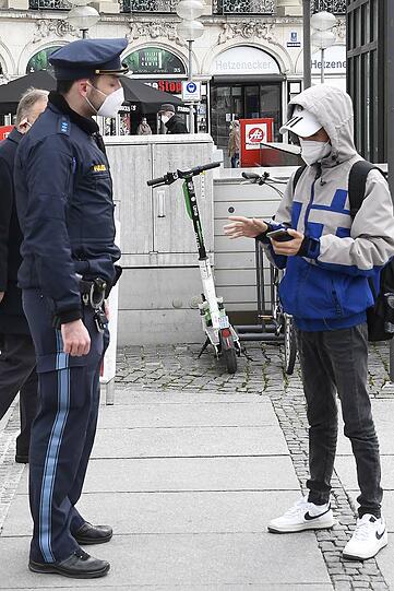 Die Polizei im Gespräch mit einem Gaffer.