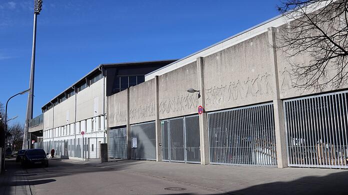 Unter der alten Haupttribüne ist kein Platz für einen Kindergarten. Unter der alten Haupttribüne ist kein Platz für einen Kindergarten.