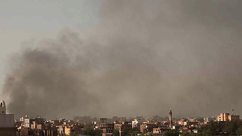 Rauch steigt über der sudanesischen Hauptstadt Khartum auf.