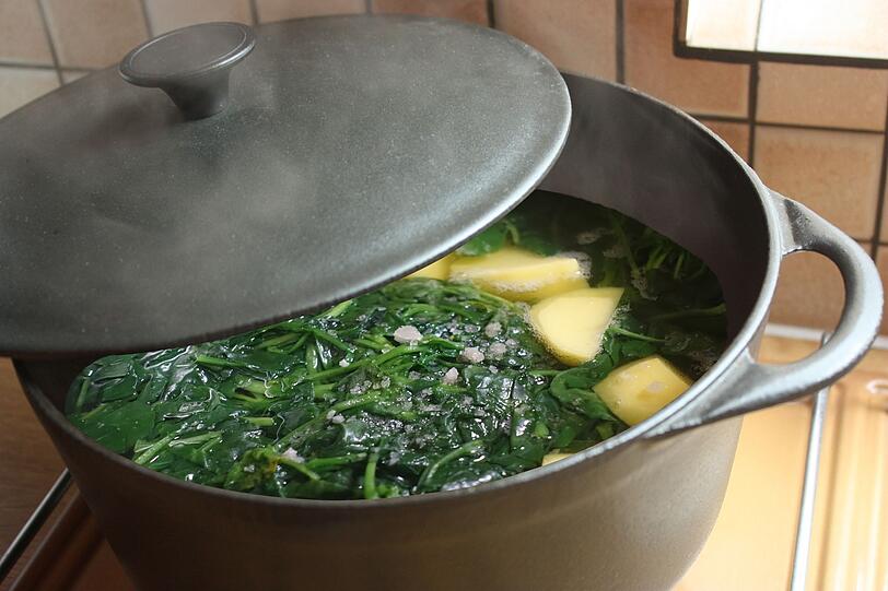 Auch eine aromatische Suppe lässt sich aus der vitaminreichen Brunnenkresse zubereiten. Für vier Personen braucht es nicht viele Zutaten. Schwitzen Sie zuerst eine klein geschnittene Zwiebel in Olivenöl an. Dann eine gehackte Knoblauchzehe und zwei geschälte, zerkleinerte Kartoffeln hinzufügen und kurz anbraten. Anschließend mit 750 Millilitern Gemüsebrühe ablöschen. Auch eine aromatische Suppe lässt sich aus der vitaminreichen Brunnenkresse zubereiten. Für vier Personen braucht es nicht viele Zutaten. Schwitzen Sie zuerst eine klein geschnittene Zwiebel in Olivenöl an. Dann eine gehackte Knoblauchzehe und zwei geschälte, zerkleinerte Kartoffeln hinzufügen und kurz anbraten. Anschließend mit 750 Millilitern Gemüsebrühe ablöschen.