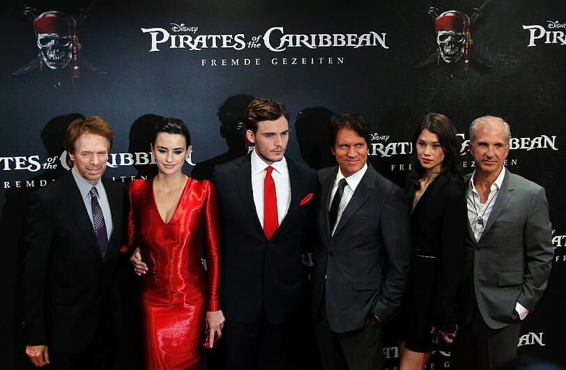 Produzent Jerry Bruckheimer, Penélope Cruz, Sam Claflin, Regisseur Rob Marshall und Schauspielerin Astrid Berges-Frisbey (von links) posieren auf dem roten Teppich für die Kameras.