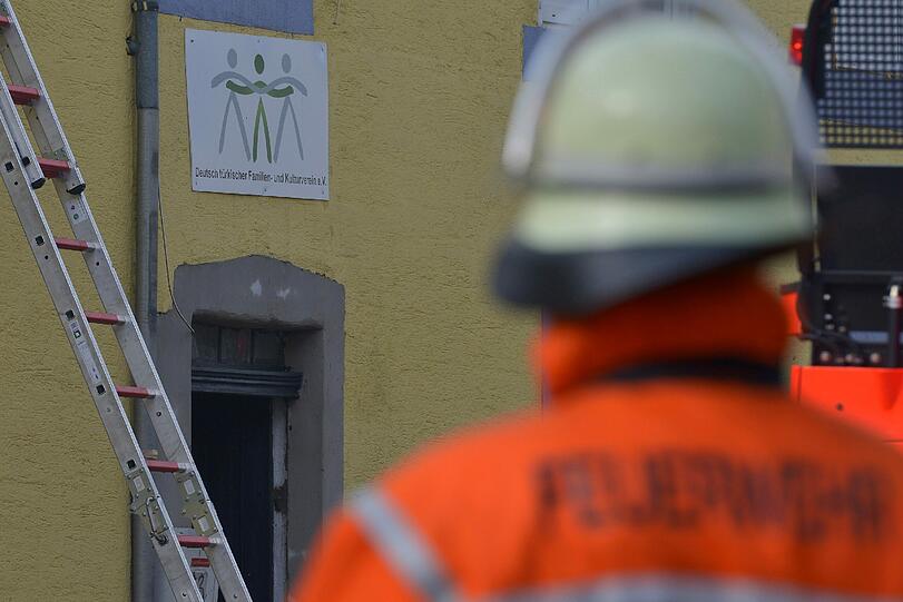 In den Flammen kamen mindestens acht Menschen ums Leben. Die Bilder von den Löscharbeiten.