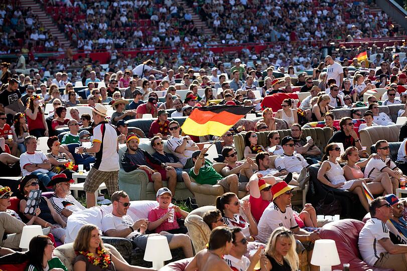 Die Fans im WM-Wohnzimmer in der Alten Försterei in Berlin fiebern mit dem DFB-Team!