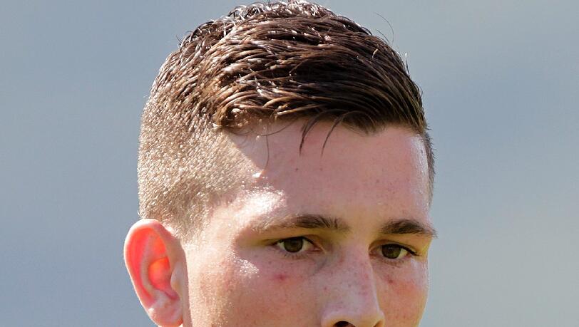 Pierre-Emile Höjbjerg (17 Jahre, 8 Monate, 8 Tage): Der Däne ist Rekordhalter – und das noch nicht lange. Im April 2013 wechselte ihn Trainer Jupp Heynckes ein. „Ein Märchen“, fand Höjbjerg, der zu Beginn der Saison 2012/13 von Brondby IF nach München wechselte. Pep Guardiola ist bekennender Fan des Mittelfeldspielers. Bislang reicht’s aber meist nur zu Kurzeinsätzen – kein Wunder bei Konkurrenten wie Bastian Schweinsteiger, Philipp Lahm und Thiago. Aber er ist ja auch gerade erst 19 geworden. Pierre-Emile Höjbjerg (17 Jahre, 8 Monate, 8 Tage): Der Däne ist Rekordhalter – und das noch nicht lange. Im April 2013 wechselte ihn Trainer Jupp Heynckes ein. „Ein Märchen“, fand Höjbjerg, der zu Beginn der Saison 2012/13 von Brondby IF nach München wechselte. Pep Guardiola ist bekennender Fan des Mittelfeldspielers. Bislang reicht’s aber meist nur zu Kurzeinsätzen – kein Wunder bei Konkurrenten wie Bastian Schweinsteiger, Philipp Lahm und Thiago. Aber er ist ja auch gerade erst 19 geworden.