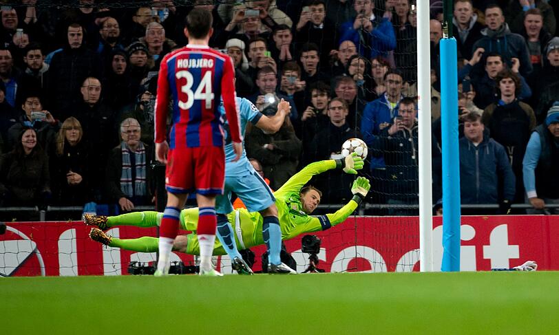 MANUEL NEUER: NOTE 3.
 War fast dran, der Keeper konnte jedoch den Elfmeter von Agüero nicht halten (21.). Später stark und sicher gegen Navas und Lampard. Machtlos bei den anderen Gegentoren.
