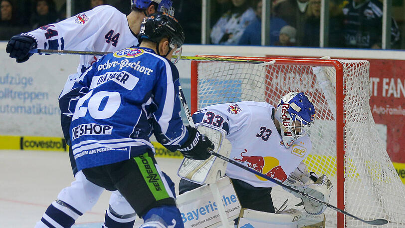 Münchens Markus Lauridsen gegen Alexander Oblinger von den Straubing Tigers.