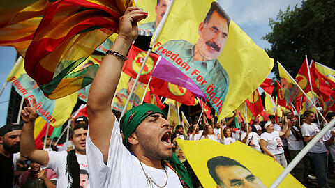 Kurden schwenken auf einer Demo in Köln Fahnen mit dem Konterfei des in der Türkei inhaftierten PKK-Gründers Öcalan.