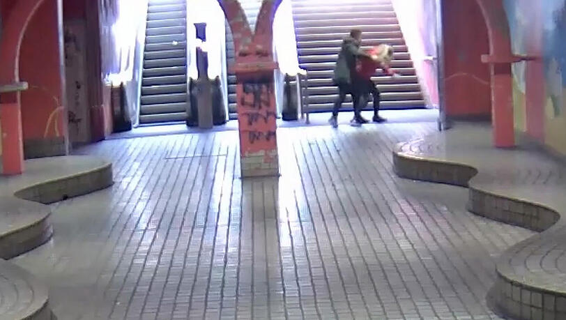 Ein junger Mann greift an der U-Bahnhaltestelle "Viehofer Platz" hinterrücks eine junge Frau an. Mit dem Überwachungsvideo aus dem das Bildschirmfoto stammt, sucht die Poilizei nach zwei Tätern, die die junge Frau am 13.04.2018 in Essen mit einer Flasche angegriffen haben. Ein junger Mann greift an der U-Bahnhaltestelle "Viehofer Platz" hinterrücks eine junge Frau an. Mit dem Überwachungsvideo aus dem das Bildschirmfoto stammt, sucht die Poilizei nach zwei Tätern, die die junge Frau am 13.04.2018 in Essen mit einer Flasche angegriffen haben.