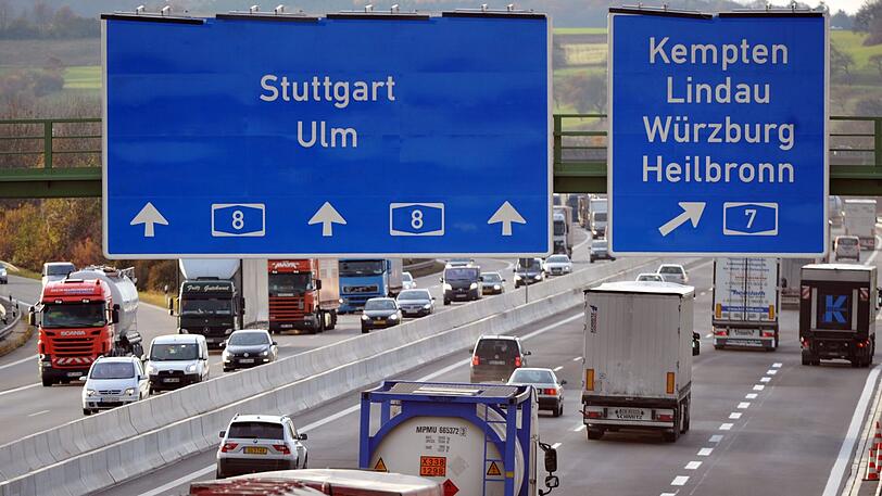 Auf der A8 bei Günzburg blieb ein orientierungsloser Rentner nach 400 Kilometer Irrfahrt einfach mit seinem leergefahrenen Pkw auf dem Mittelstreifen stehen. (Symbolbild)