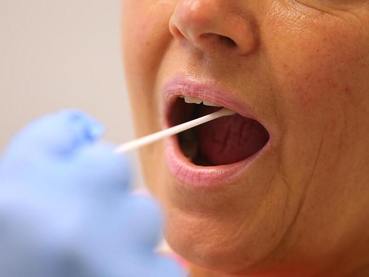 Eine Frau wird auf das Coronavirus untersucht. Foto: Karl-Josef Hildenbrand/dpa/dpa-tmn/Archivbild