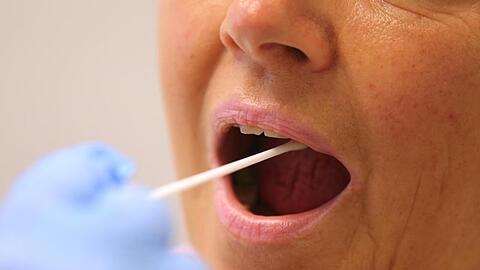 Eine Frau wird auf das Coronavirus untersucht. Foto: Karl-Josef Hildenbrand/dpa/dpa-tmn/Archivbild