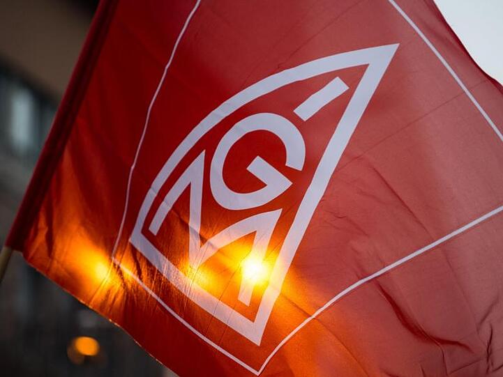 Eine Fahne mit dem Logo der IG-Metall. Foto: Lino Mirgeler/Archivbild