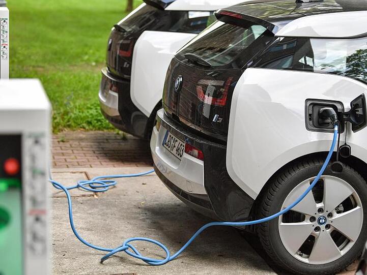 Bundesweit entstehen immer mehr Ladestationen für E-Autos. Bayern liegt bei deren Anzahl an der Spitze. (Symbolbild)