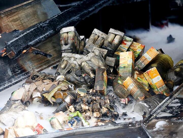 In der von einem Feuer zerstörten Essensausgabe der Duisburger Tafel liegen teilweise verbrannte Lebensmittelverpackungen.