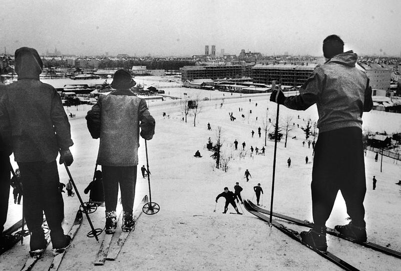 Auf den Schuttbergen fahren Münchner Kindl in der Nachkriegszeit mitten in der Stadt Ski. Durchaus gach geht's hier hinunter.