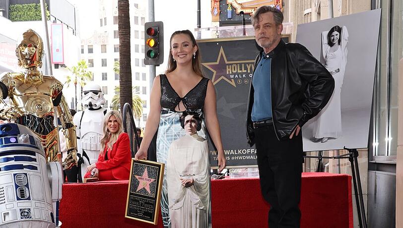 Billie Lourd und Mark Hamill bei der Ehrung von Carrie Fisher mit einem Stern auf dem Hollywood Walk of Fame.