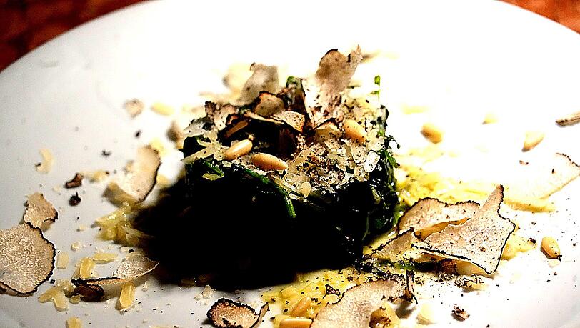 Dritter Gang: Sautierter junger Spinat mit Tr&uuml;ffel, Pinienkernen und Parmesan.
