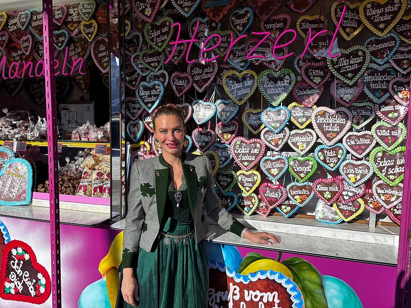 Sprüche wie „Wiesn statt Tinder“ stehen auf den Lebkuchenherzln von Chamaina Pichler. Sprüche wie „Wiesn statt Tinder“ stehen auf den Lebkuchenherzln von Chamaina Pichler.
