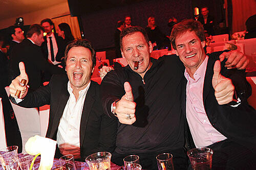 Genießt seine erlaubte Zigarrenpause: Ralf Möller (Mitte), mit den Raucher-Kollegen Norbert Dobeleit und Carsten Maschmeyer (r.).