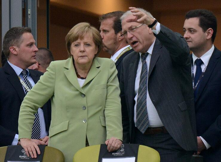 Nebenbei stimmt sich auch die Bundeskanzlerin Angela Merkel im Gespräch mit Michael Vesper (DOSB) auf das Viertelfinalduell ein.