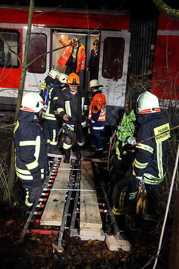 Die Feuerwehr evakuierte die Fahrgäste. Die Bilder vom Einsatzort.