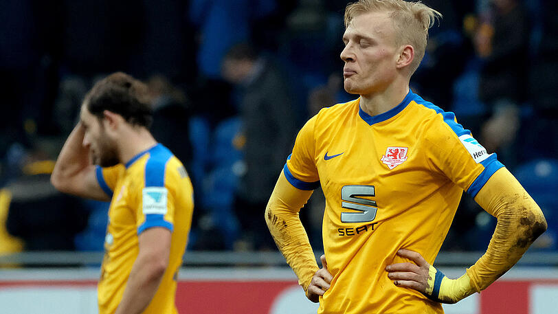 Betretene Gesichter in Braunschweig: Ken Reichel (l) und Saulo Decarli können die Niederlage gegen St. Pauli nicht fassen.